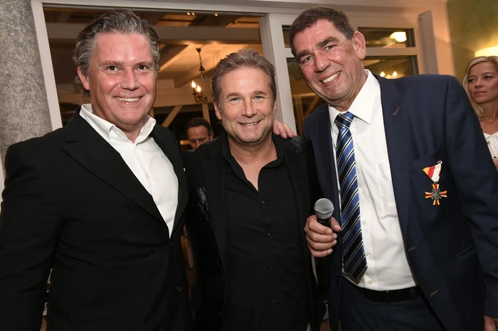 Brachte es als Überraschungsgast auf den Punkt: "Den Harry muss man einfach mögen!" meinte Nockalm-Quintett-Chef Friedl Würcher, hier mit Hotelier Sigismund Moerisch und Harry Nessl.
