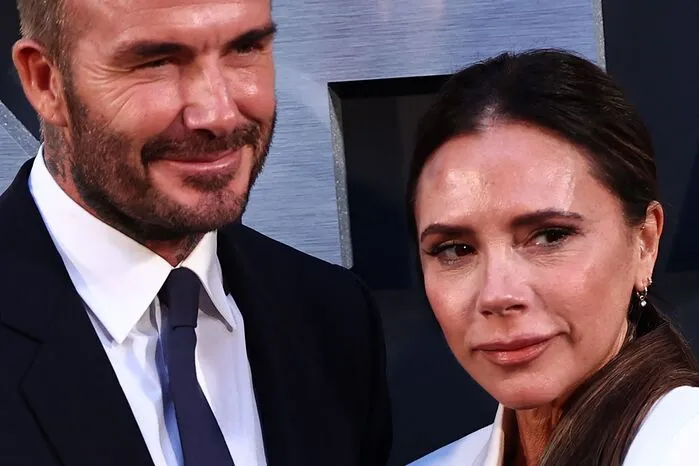 Victoria (49) und David (48) standen im Mittelpunkt. Die Doku handelt von David Beckhams Aufstieg: von seinen bescheidenen Anfängen bis hin zur großen Karriere als Fußballstar.