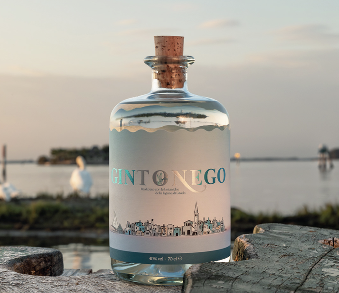 Der Gin ist mit Kräutern aus der Lagune angereichert