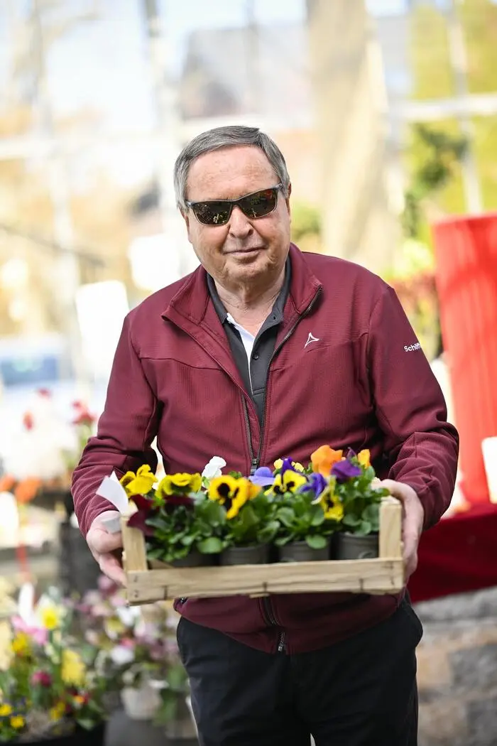 Herr Wolte aus St. Margarethen hat Stiefmütterchen für das Grab gekauft