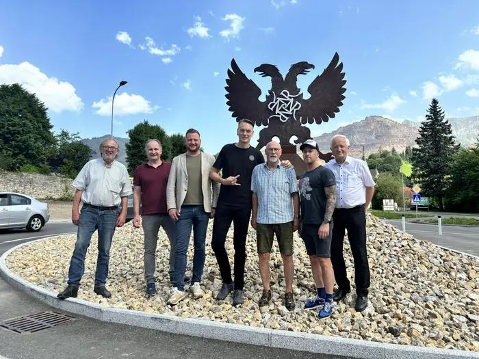 Künstler Franz Wahler, Projektkoordinator Wilfried Maierhofer, Bürgermeister Thomas Rauninger, Ehrenbürger Markus Riedler, Schweißtechniker Albert Teurezbacher, Thomas Caser von Napalm Records und Josef Hofmarcher, Präsident des Schmiedezentrums Ybbsitz