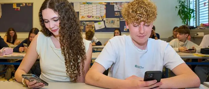 Zwei Schüler schauen in ihre Handys | Ilena und Constantin sind sofort wieder in alte Muster zurückgefallen