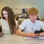 Zwei Schüler schauen in ihre Handys | Ilena und Constantin sind sofort wieder in alte Muster zurückgefallen