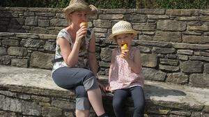 Lucia genießt gemeinsam mit ihrer Mama ein Eis im Hartberger Stadtpark