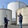Verbandsobmann Reinhold Höflechner (r.) und sein Stellvertreter Friedrich Partl vor den Faultürmen der reaktivierten Biogasanlage