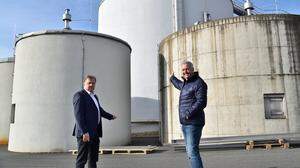 Verbandsobmann Reinhold Höflechner (r.) und sein Stellvertreter Friedrich Partl vor den Faultürmen der reaktivierten Biogasanlage
