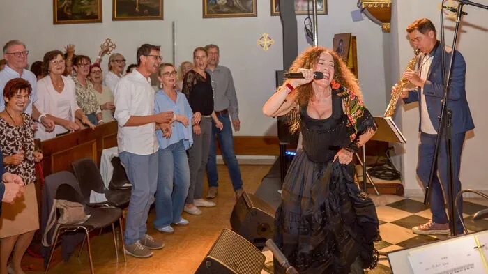 Sandra Pires, Edgar Unterkirchner und Ferrry Janoska begeisterten mit ihren Darbietungen die Gäste. Das restlos ausverkaufte Konzert wurde aufgrund der Wetterprognose in eine Kirche verlegt. 