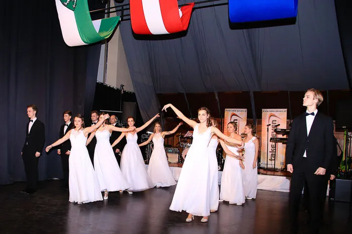Die Eröffnungspolonaise wurde von der Tanzschule Dietrich einstudiert.