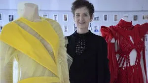 Designerin Christa Franz mit ihren Werken