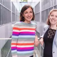 Tina Hütter-Klepp und Corina Madreiter-Sokolowski am Campus der Med-Uni Graz
