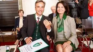 Siegfried Nagl mit Ehrenring und Gattin Andrea