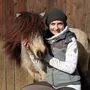 Minipony Lola genießt die Streicheleinheiten von Elisabeth Wild