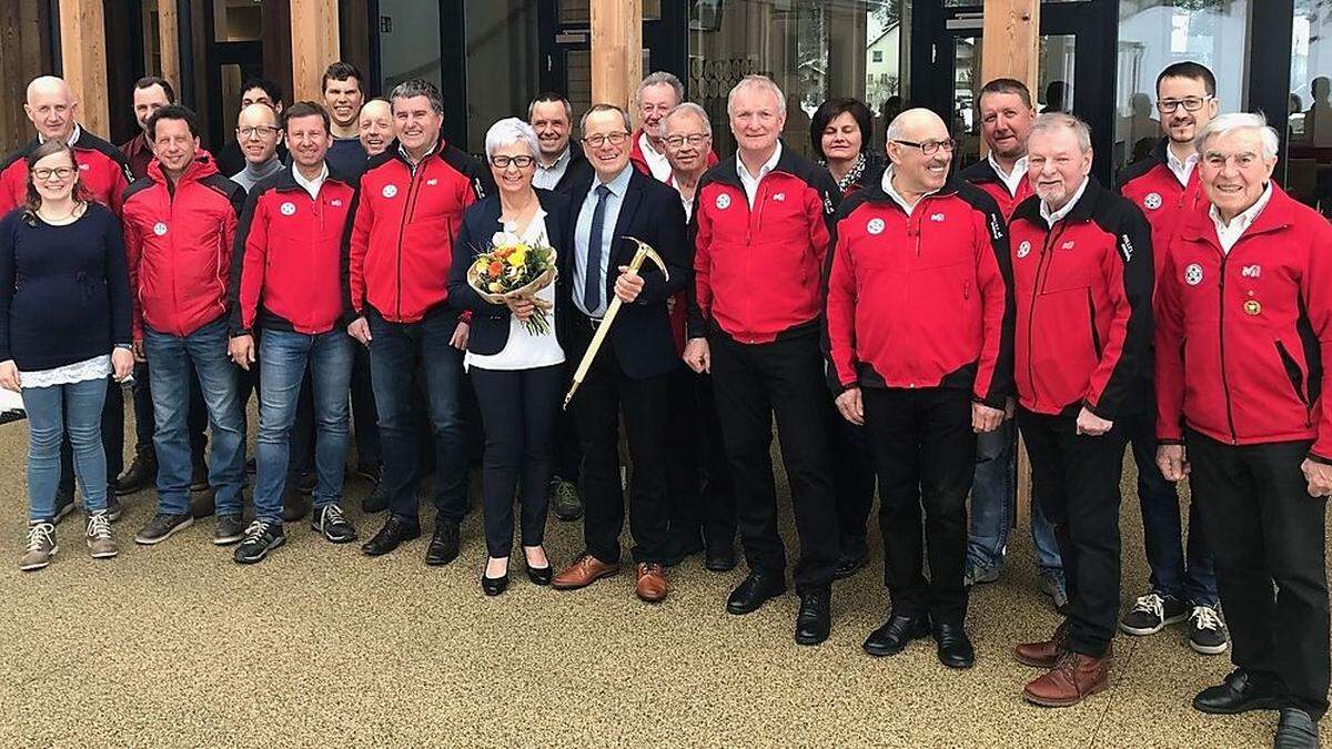 Traudi und Walter Huber (Mitte) feierten mit den Mallnitzer Bergrettern