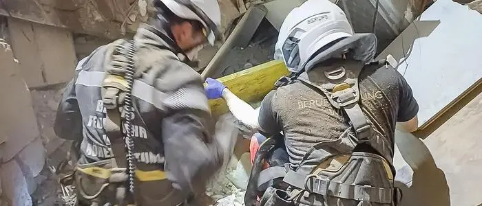 Einsatzkräfte der Wiener Berufsfeuerwehr in einem Trümmerhaufen eines eingestürzten Gebäudes.