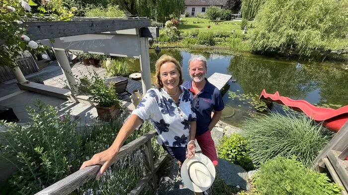 Gerti und Hermann Berghofer in ihrem Garten-Paradies