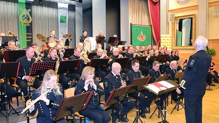 "Es ist für uns eine Riesen-Freude, nach zweieinhalb Jahren Pause wieder ein Konzert für Sie bestreiten zu können", freute sich Heinz Janesch, Obmann der Bergkapelle Hödlgrube-Zangtal bei der Begrüßung der Gäste in den Stadtsälen von Voitsberg.