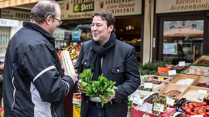 Marktamtsleiter Peter Zwanziger (r.) besucht jeden Tag den Benediktinermarkt