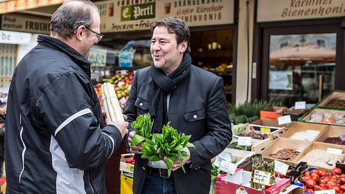 Marktamtsleiter Peter Zwanziger (r.) besucht jeden Tag den Benediktinermarkt