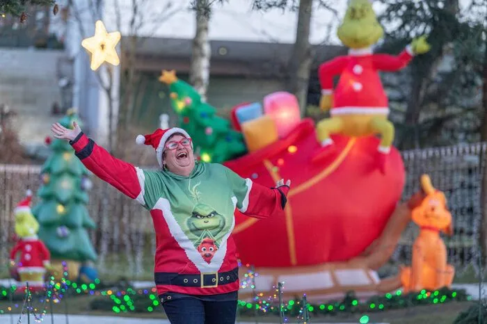 Sabine Gollnhuber ist der Mastermind hinter dem Weihnachtshaus. Sie ist ein Weihnachtsfan durch und durch. Bereits als Kind war sie mehrfach im Disneyland in Florida. Ihre Vision: "ein Weihnachtsdisneyland" erschaffen.