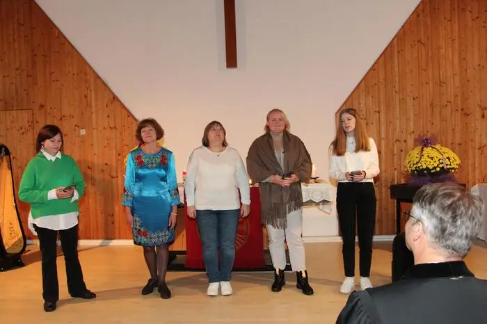... und Frauen aus der Ukraine. Nicht auf dem Bild, aber auch musiziert haben auch Marlene Trauner und Mario Payerl