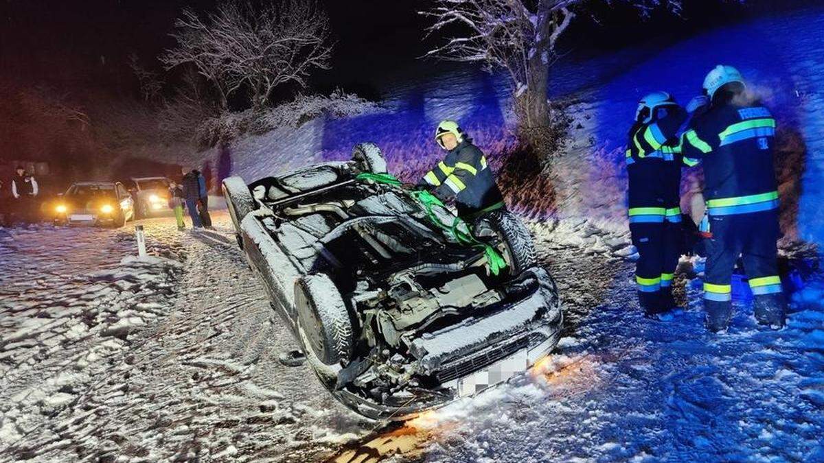 In Naas kam ein Pkw von der Fahrbahn ab und überschlug sich