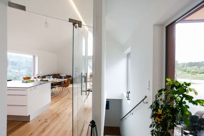 Licht kommt durch die Fixverglasung auf der Eingangsseite im Westen über das Stiegenhaus bis in den Wohnraum