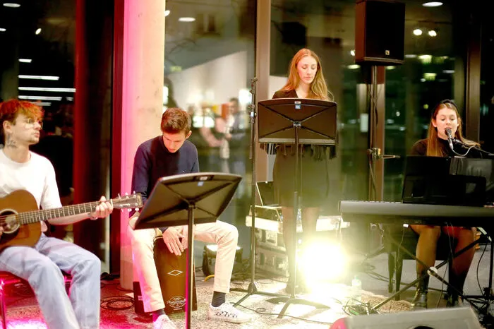 Umrahmt wurde die Vernissage von der jungen Band "Sie und I".