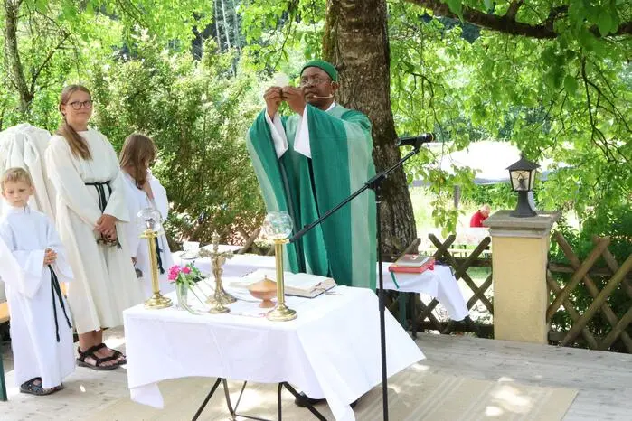 Den feierlichen Auftakt bildete die Festmesse mit Provisor Charles Ogbunambala unter dem schattigen Kastanienbaum. Danach verwandelte sich der Gastgarten in einen lebendigen Treffpunkt für Familien, Freunde und viele Stammgäste, die den Kirchtag seit Jahrzehnten besuchen. 