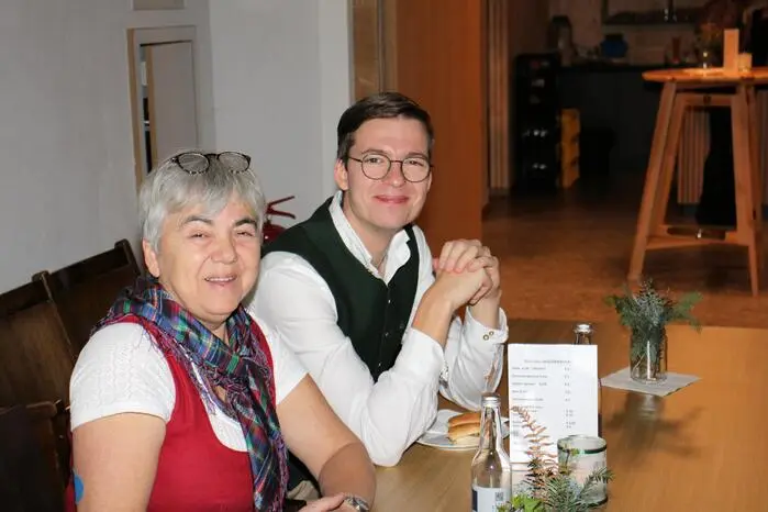 Anschließend fand im Kirchhof ein gemütliches Beisammensein mit Kulinarik, Musik und Tanz statt.