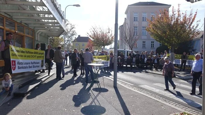Ihren Protest gegen die Schließung der Bankstelle Bad Blumau äußerten rund 50 Bürger vor der Raiffeisenbank Fürstenfeld.