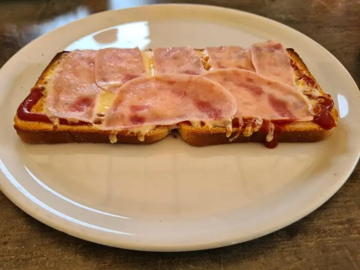 Klar „durchgefallen“ in Geschmack und Preis: Der Pizza-Toast um 7,50 Euro