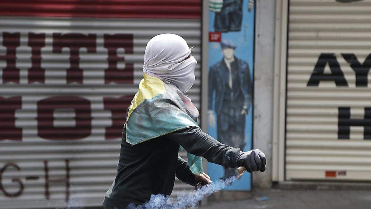 Tränengas und Wasserwerfer bei Demos