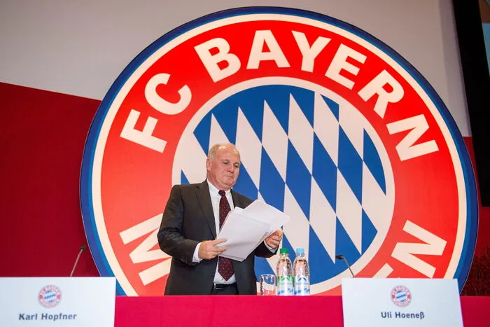 Im Jahr 2009 wurde Hoeneß zum ersten Mal als Präsident des deutschen Rekordmeisters bestellt, nachdem er zuvor mehr als 30 Jahre als Manager für die Bayern tätig war.