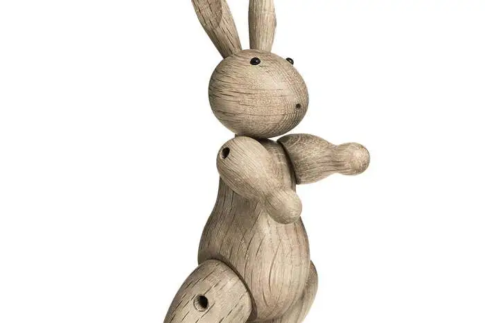 Das bewegliche Kaninchen von Kay Bojesen, ein Entwurf aus dem Jahr 1957 ist längst ein Designklassiker  - ein fixer Bestandteil der Sammel-/Geschenke-Edition aus dem Hause Kay Bojesen Denmark. Sammlern macht er besondere Freude, Kinder lieben ihn zum Spielen. In Eiche matt, 16 cm hoch, gesehen um 79 Euro bei www.ambientedirect.com