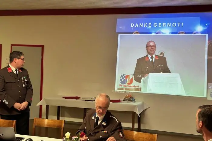 Nach 17 Jahren legte Gernot Kummer sein Amt als Kommandant der Feuerwehr Sachendorf nieder.