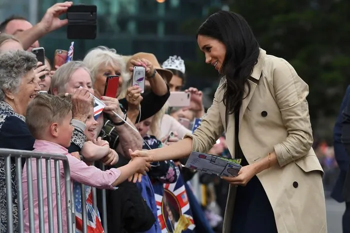 Prinz Harry und seine Frau Meghan Markle, die kürzlich ihre Schwangerschaft verkündete, werden rund zwei Wochen für das britische Königshaus im Ausland unterwegs sein. 