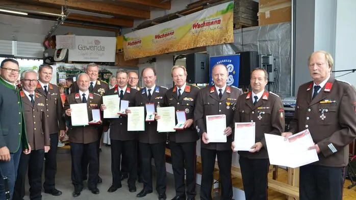 Kommandant Wolfgang Pregartner (dritter von links) und sein Stellvertreter Friedrich Lammer (zweiter von links) gaben bekannt, dass der Frühschoppen im nächsten Jahr unter einem neu gewählten Kommando stattfinden wird