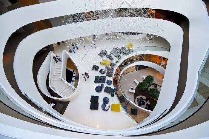Hotel Lone in Rovinj. Von den riesigen Glasfronten, die Licht und sonniges Adria-Flair ins Innere holen, bis zur hängenden Blumenwand des Entrees, von speziell entworfenen Stoffen bis zum Mobiliar - Architektur und künstlerische Gestaltung machen das Lone zum Parademitglied der internationalen Kooperation der Designhotels. Als Geheimtipp unter den Zimmern gelten die 16 Jazz-Rooms mit eigenem Mini-Pool am Balkon. Die wenige Meter vom Meer entfernte Poollandschaft wurde gartenarchitektonisch ebenso gefühlvoll ins mediterrane Grün integriert wie die Restaurantterrasse. Mit Hallenbad und umfangreicher Relax-Infrastruktur hat sich das Lone auch als führende Wellness-Adresse Istriens etabliert. www.lonehotel.com 