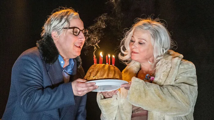 Im Alter doch noch vereint: Ernestine (Wiltrud Schreiner) und ihre Jugendliebe Kenneth (Florian Carove)