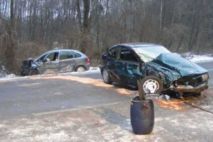 Die beiden Autos stießen frontal zusammen