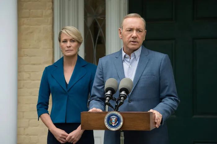 An die Intrigen von Frank Underwood, auch wenn sie zuletzt deutlich schwächer erzählt waren, hatten wir uns alle gewöhnt. Die Enthüllungen um Kevin Spacey beendeten dieses Kapitel. Heuer wird es noch eine finale "House of Cards"-Staffel rund um seine Frau Claire (Robin Wright) geben. Das war's dann.