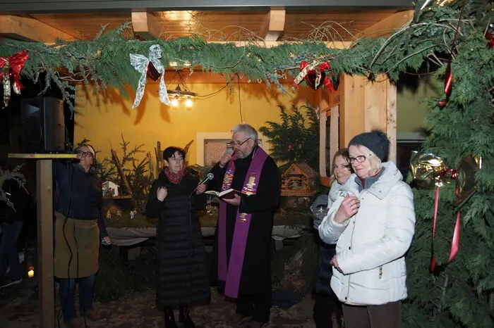 Der Annabichler Pfarrer Herbert Kulnik segnete die Mitglieder des Kärntner Landestierschutzvereines und ihre mitgekommenen Angehörigen, Freunde und Tiere.