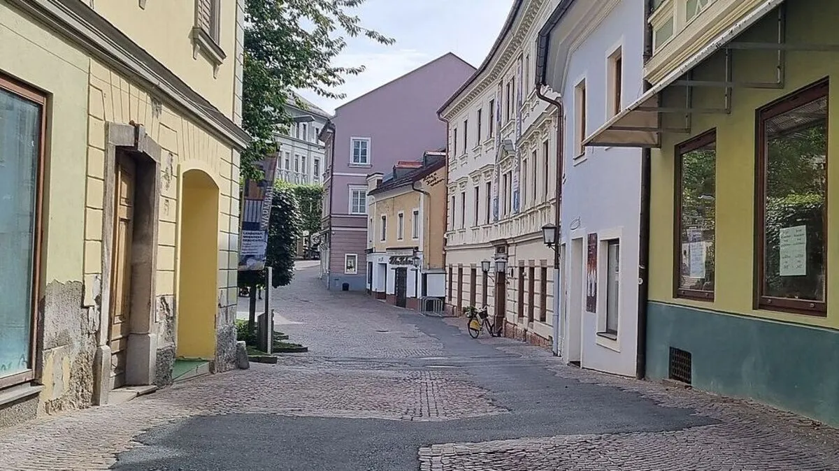 Die Asphaltdecke in der Widmanngasse ist unansehnlich