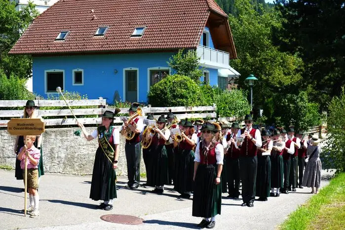  Im Anschluss marschierten die Musikerinnen und Musiker gemeinsam zum Oswaldistadl, wo die Gästekonzerte stattfanden. 