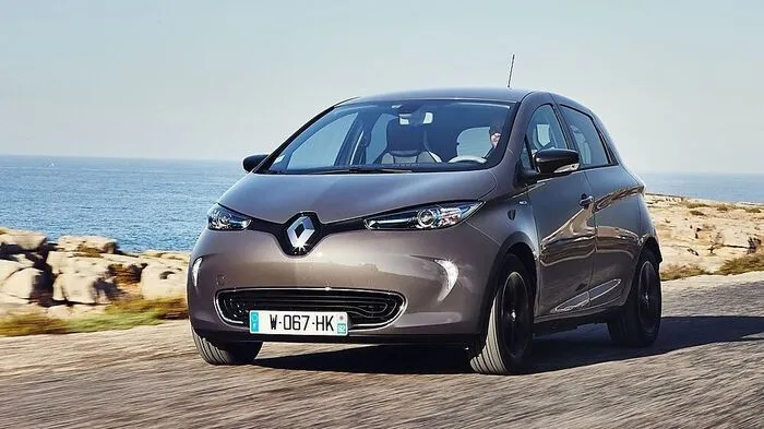 Der Renault Zoe erzielt jetzt mit 400 Kilometern nahezu die doppelte Reichweite der Vorgängerversion. Möglich macht diese Steigerung ein neu entwickelter Lithium-Ionen-Akku mit höherer Energiedichte.