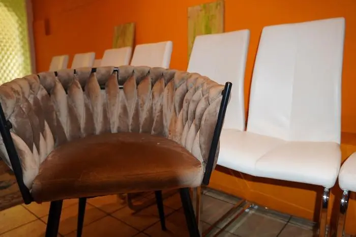 Auch Tische und Stühle können erworben werden