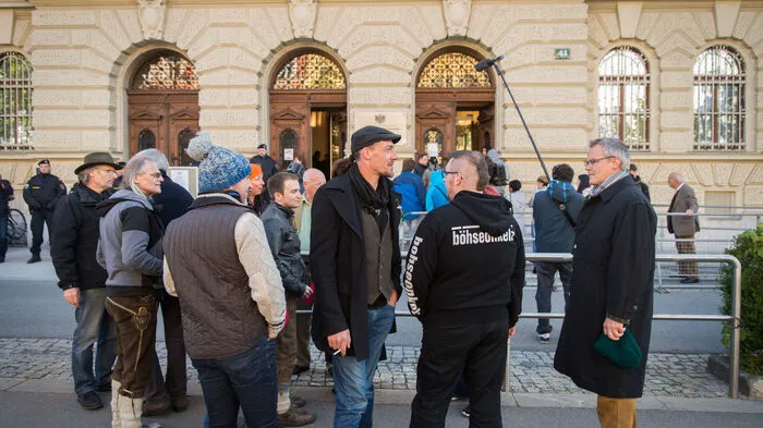 Das Straflandesgericht war am Freitagmorgen wieder gut von der Polizei bewacht. Auch das Medien- und Publikumsinteresse am angekündigten "Prozess", der keiner ist, war groß.