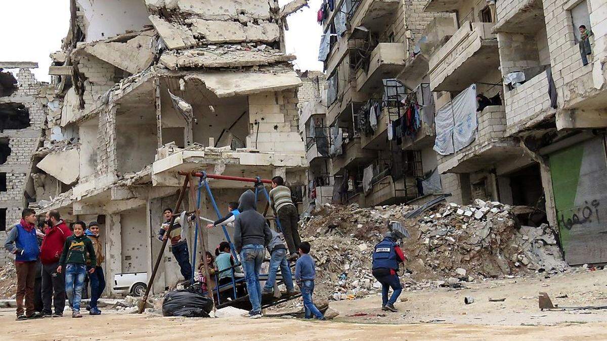 Monatelang wurde gekämpft, Aleppo zerbombt: Assad hat eine der letzten Rebellenenklaven eingenommen, die Stadt wird evakuiert, die Menschen großteils Richtung Idlib verfrachtet