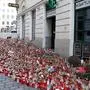 ABD0105_20210125 - WIEN - ÖSTERREICH: Kerzen und andere Ggenstände am Montag, 25. Jänner 2021, am Schauplatz des Terrors in der Wiener Innenstadt. - FOTO: APA/ROLAND SCHLAGER