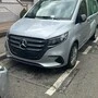 Pkw parkt innerhalb einer weißen Markierung
